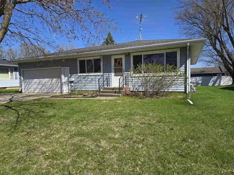 232 Red Maple Ave, Cresco, IA 52136