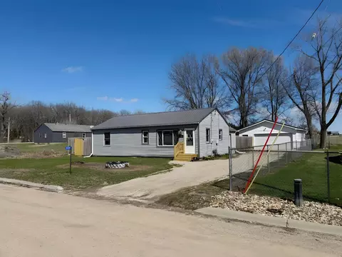 309 Elaine Dr, Waterloo, IA 50707