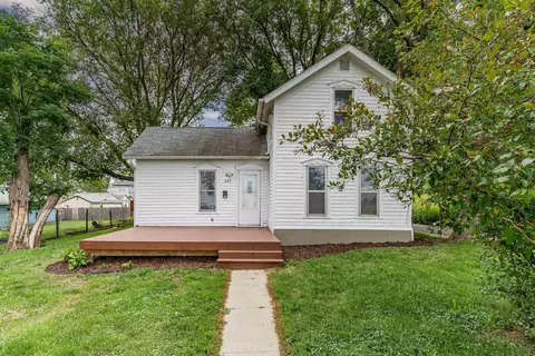 327 W 12th St, Waterloo, IA 50702