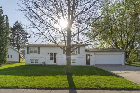 711 Malone Ave, Readlyn, IA 50668