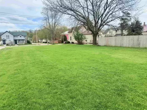 337 Washington, Decorah, IA 52101
