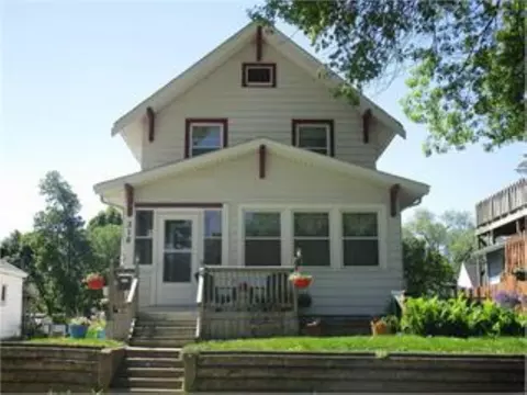 316 W 13th St, Cedar Falls, IA 50613