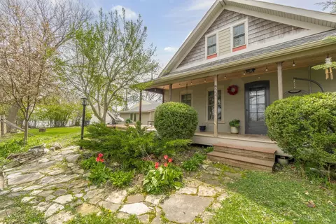 624 W 9th St, Cedar Falls, IA 50613