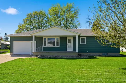 1110 N 2nd St, Manchester, IA 52057