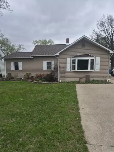 516 NE 12th St, Independence, IA 50644