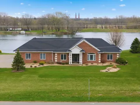 2104 332nd Ave, Dyersville, IA 52040