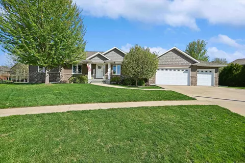 910 Aster Ct, Fairfax, IA 52228
