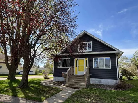 631 Gillette Ave, Cresco, IA 52136