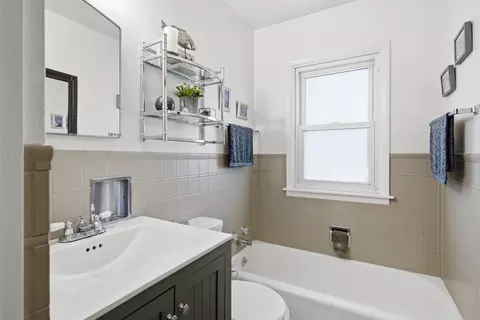 Bath - 807 Maynard Ave, Waterloo, IA 50701 photo 1 of 1
