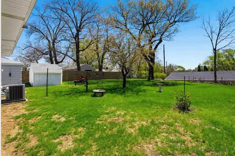 Exterior - 807 Maynard Ave, Waterloo, IA 50701 photo 3 of 6