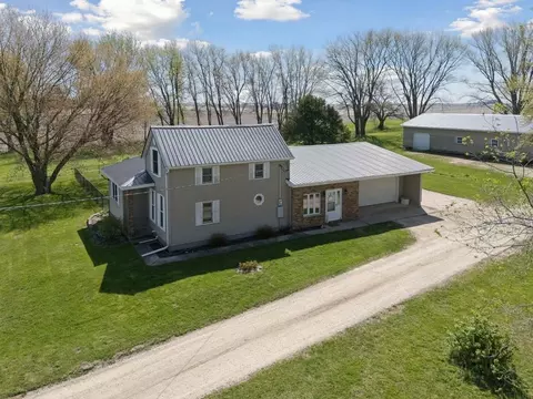 2008 170th St, Manchester, IA 52057