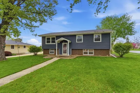 1102 Woodring Dr, Waverly, IA 50677