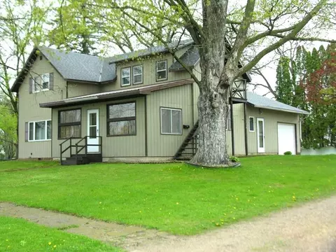 206 W 5th St, Riceville, IA 50466