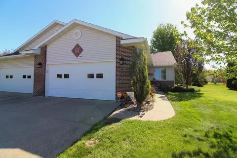 614 West St, Dysart, IA 52224