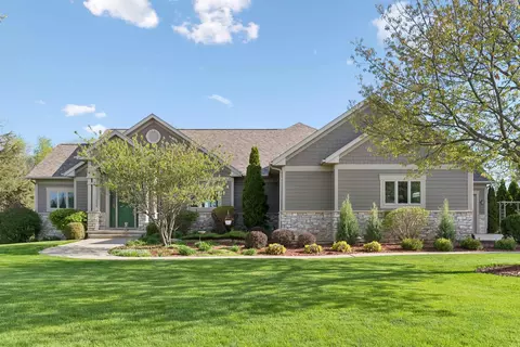 1005 Ashbury Cir, Waverly, IA 50677