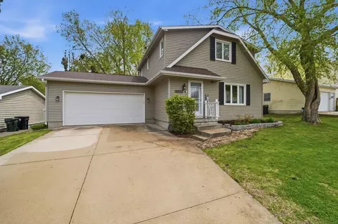 3932 Heritage Dr, Cedar Falls, IA 50613