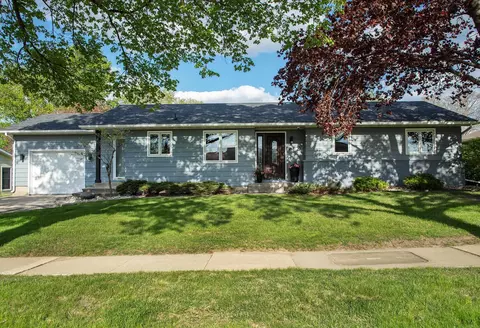 109 16th St SW, Waverly, IA 50677