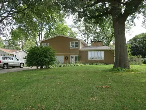 4204 Crestview Dr, Cedar Falls, IA 50613