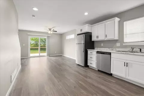 4242 S Mourning Dove Dr, Waterloo, IA 50702