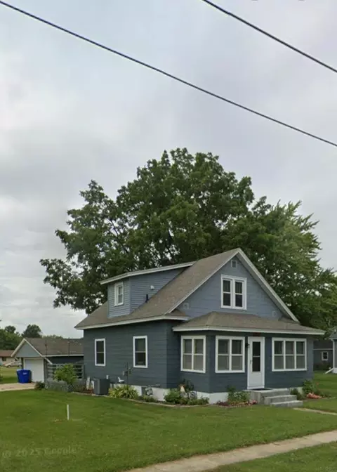 106 7th Ave NW, Oelwein, IA 50662