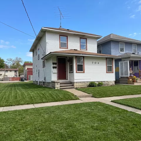 704 W 1st St, Waterloo, IA 50701