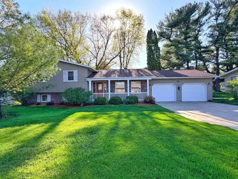 903 Pine Ridge Ct, Decorah, IA 52101
