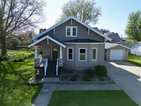 303 S West St, Calmar, IA 52132