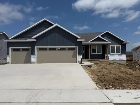 2813 Autumn Woods Dr, Cedar Falls, IA 50613