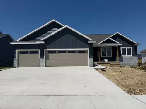 2813 Autumn Woods Dr, Cedar Falls, IA 50613