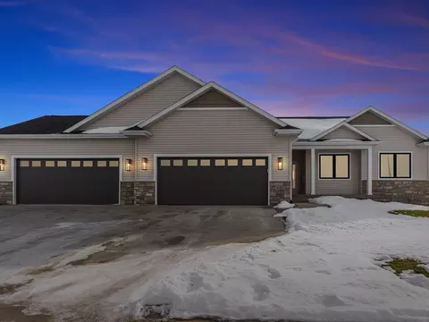 2813 Autumn Woods Dr, Cedar Falls, IA 50613
