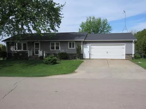 21121 Western Dr, Monticello, IA 52310