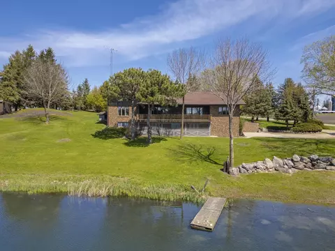 11642 Indigo Ave, Clear Lake, IA 50428