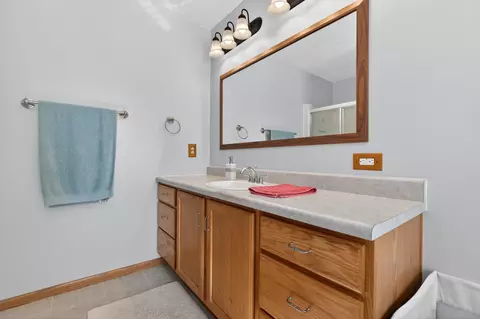 Bath - 722 Creston Ave, Waterloo, IA 50707 photo 2 of 4