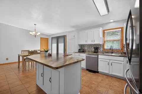 Kitchen - 722 Creston Ave, Waterloo, IA 50707 photo 4 of 4