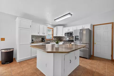 Kitchen - 722 Creston Ave, Waterloo, IA 50707 photo 2 of 4