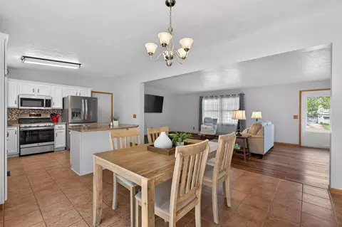 Dining - 722 Creston Ave, Waterloo, IA 50707 photo 1 of 2