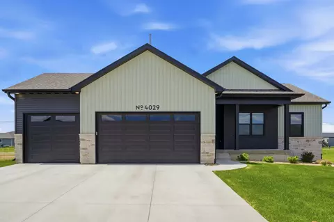 4029 Broomfield Dr, Cedar Falls, IA 50613