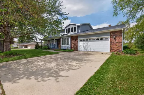 1828 Pinehurst Ln, Waterloo, IA 50701
