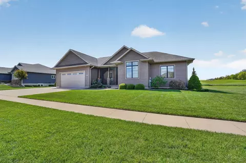 205 Flintstone Dr, Waverly, IA 50677