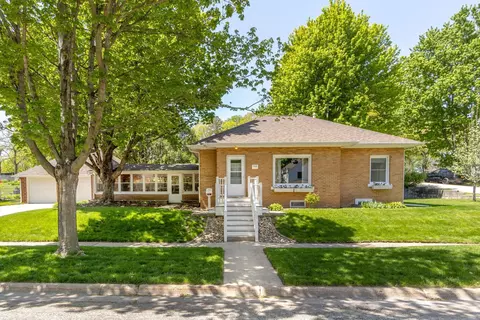 702 SE 2nd St, Waverly, IA 50677