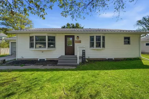 1416 Hillcrest Dr, Waverly, IA 50677