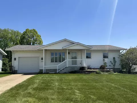 254 S Maple Ave, New Hampton, IA 50659