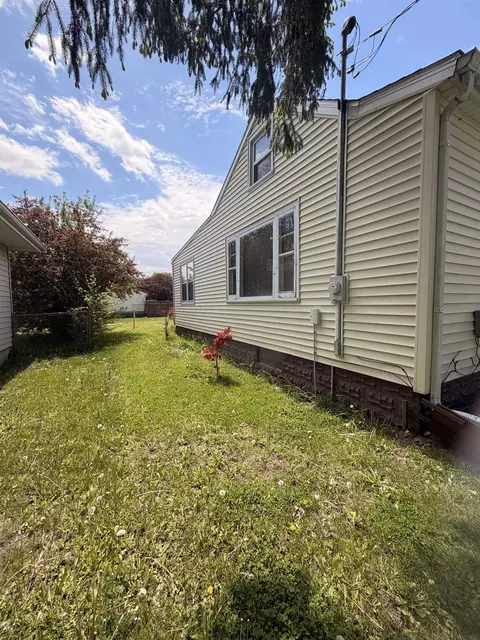 Exterior - 922 E Mitchell Ave, Waterloo, IA 50702 photo 3 of 8