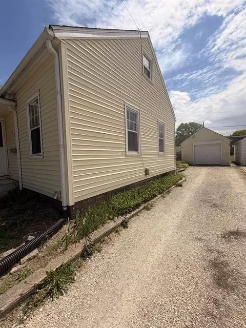 Exterior - 922 E Mitchell Ave, Waterloo, IA 50702 photo 5 of 8
