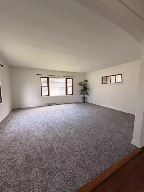 Living - 922 E Mitchell Ave, Waterloo, IA 50702 photo 4 of 8