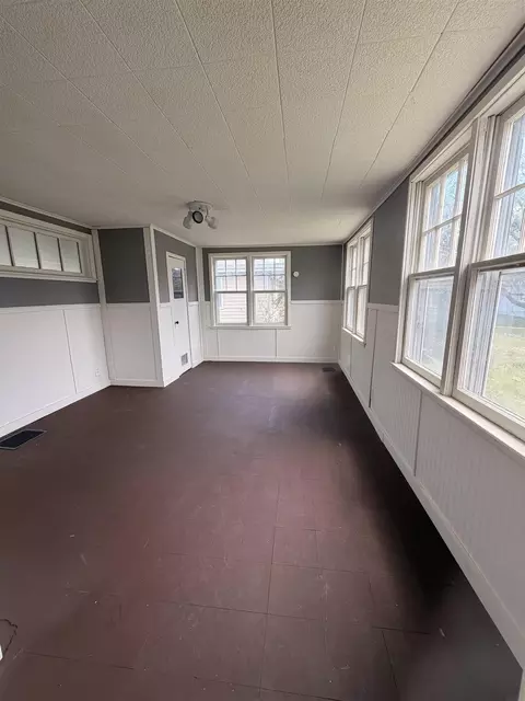 Living - 922 E Mitchell Ave, Waterloo, IA 50702 photo 1 of 8