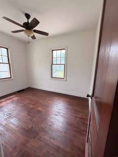 Bedroom - 922 E Mitchell Ave, Waterloo, IA 50702 photo 2 of 2