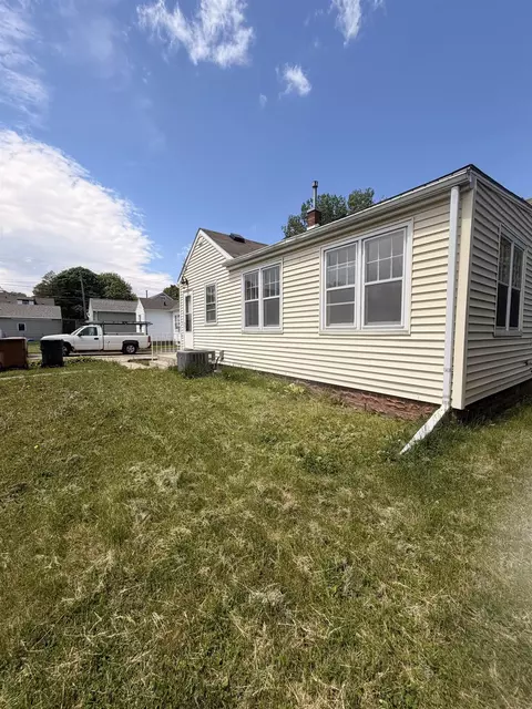 Exterior - 922 E Mitchell Ave, Waterloo, IA 50702 photo 4 of 8