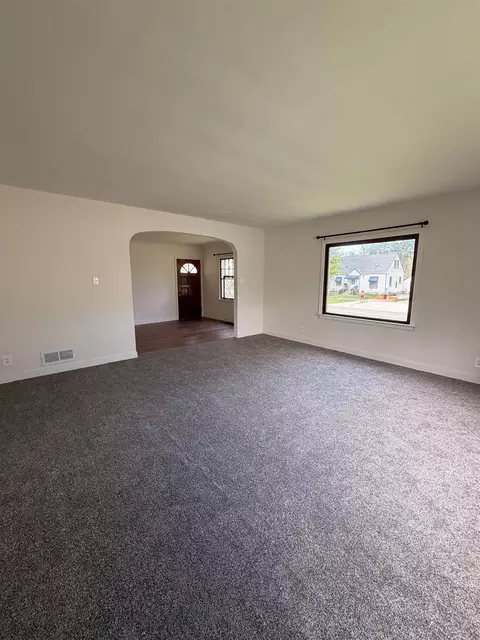 Living - 922 E Mitchell Ave, Waterloo, IA 50702 photo 6 of 8