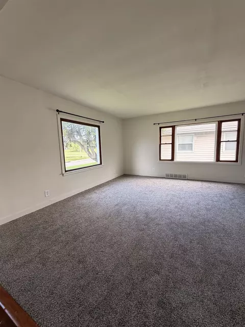 Living - 922 E Mitchell Ave, Waterloo, IA 50702 photo 5 of 8